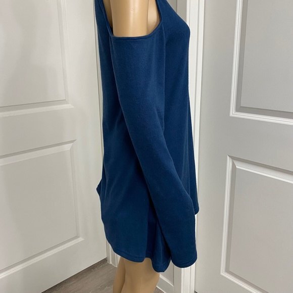 Abi Ferrin Cold Shoulder Long Sleeve Swing Silhouette Tunic Top. Blue. Small. - Picture 6 of 10